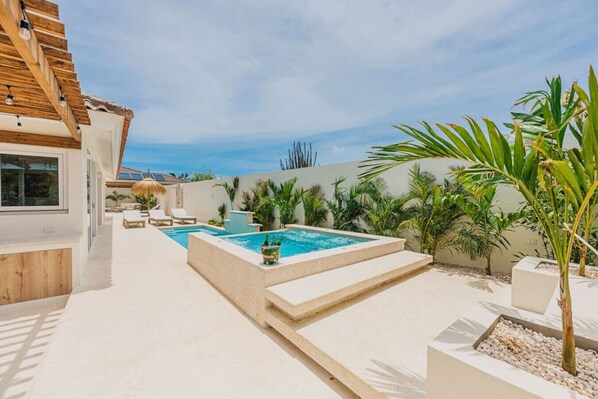 حمّام سباحة خارجي