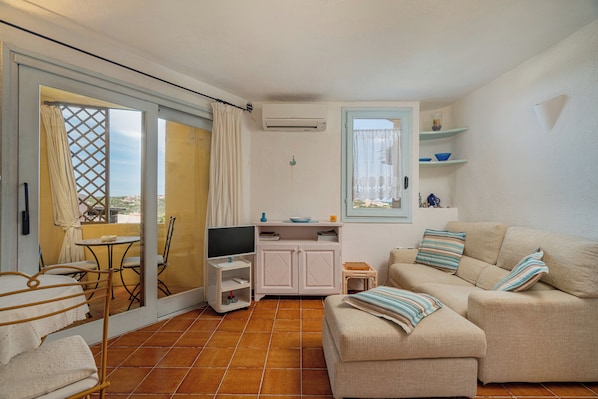 Apartment, Balcony | Living area