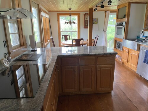 Historic cottage in seaside village of Searsport. Pet friendly!