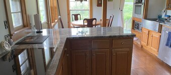 Historic cottage in seaside village of Searsport. Pet friendly!