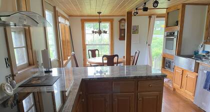 Historic cottage in seaside village of Searsport. Pet friendly!