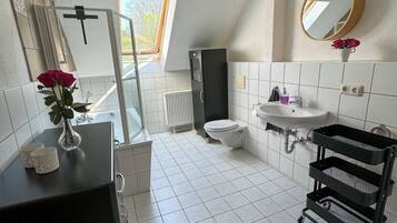 Een haardroger, handdoeken, toiletpapier