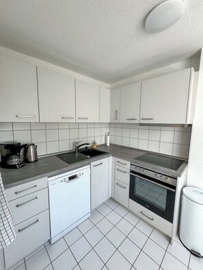 Réfrigérateur, four, plaque de cuisson, lave-vaisselle