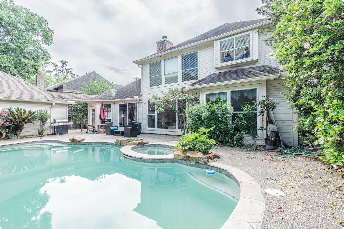 Terrific 4-bedroom house in Houston with pool, SPA