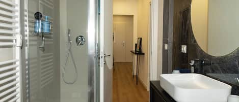 Dusche, Haartrockner, Bidet, HandtĂŒcher