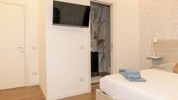 2 camere, una scrivania, ferro/asse da stiro, culla da viaggio