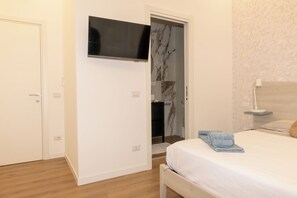 2 soverom, skrivebord, strykejern/-brett og reiseseng for barn