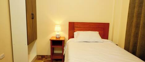 Habitación individual estándar, 1 cama individual grande, para no fumadores, baño en la habitación | Ropa de cama hipoalergénica, edredón, cortinas blackout y wifi gratis