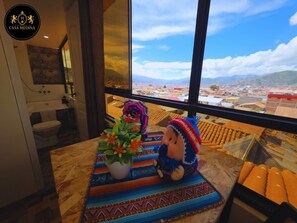 Habitación Deluxe, 1 habitación, para no fumadores, baño privado | Ropa de cama hipoalergénica, edredón, cortinas blackout y wifi gratis 