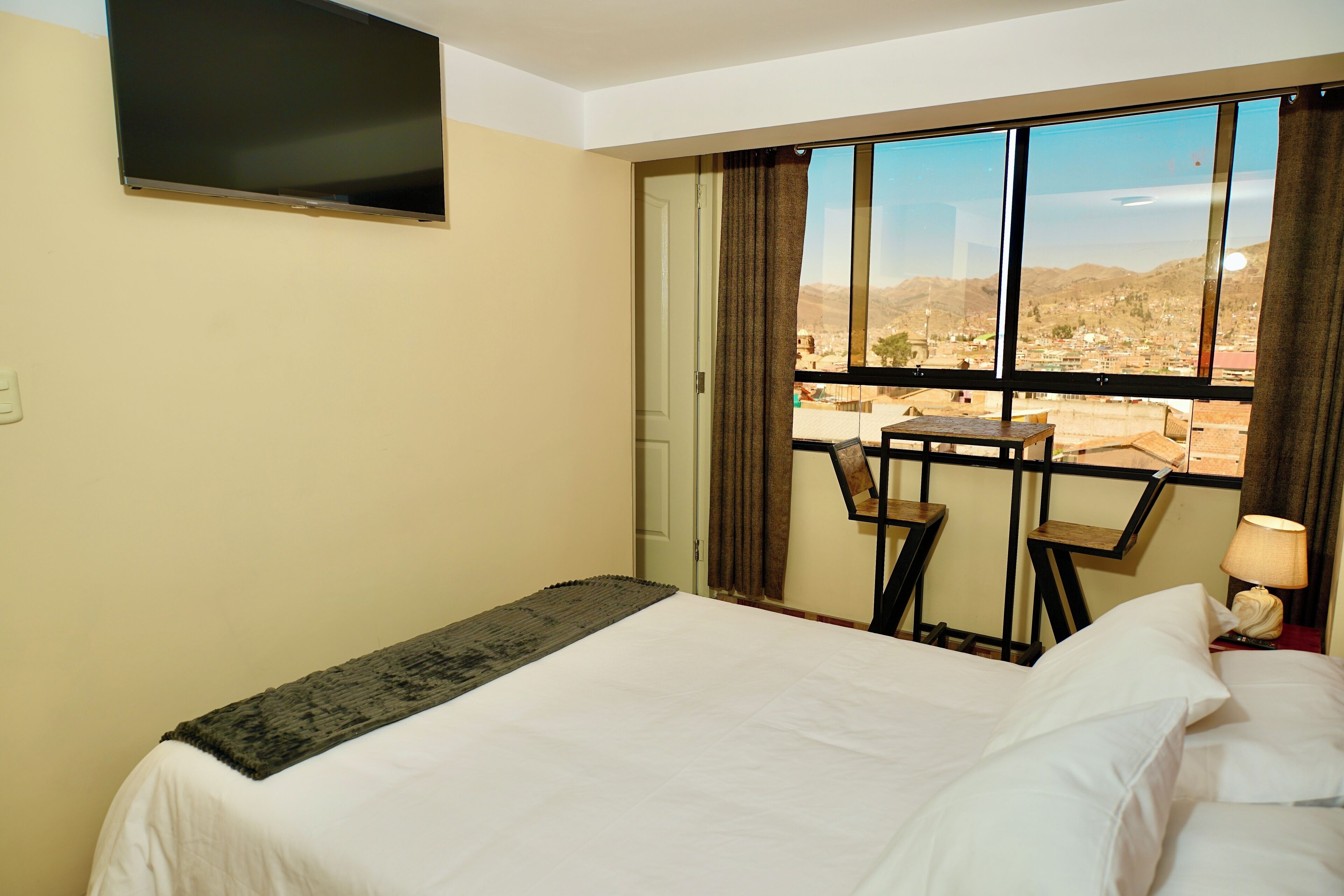 Habitación estándar doble, 1 cama de matrimonio, bañera de hidromasaje, vistas a la ciudad | Ropa de cama hipoalergénica, edredones de plumas, cortinas opacas