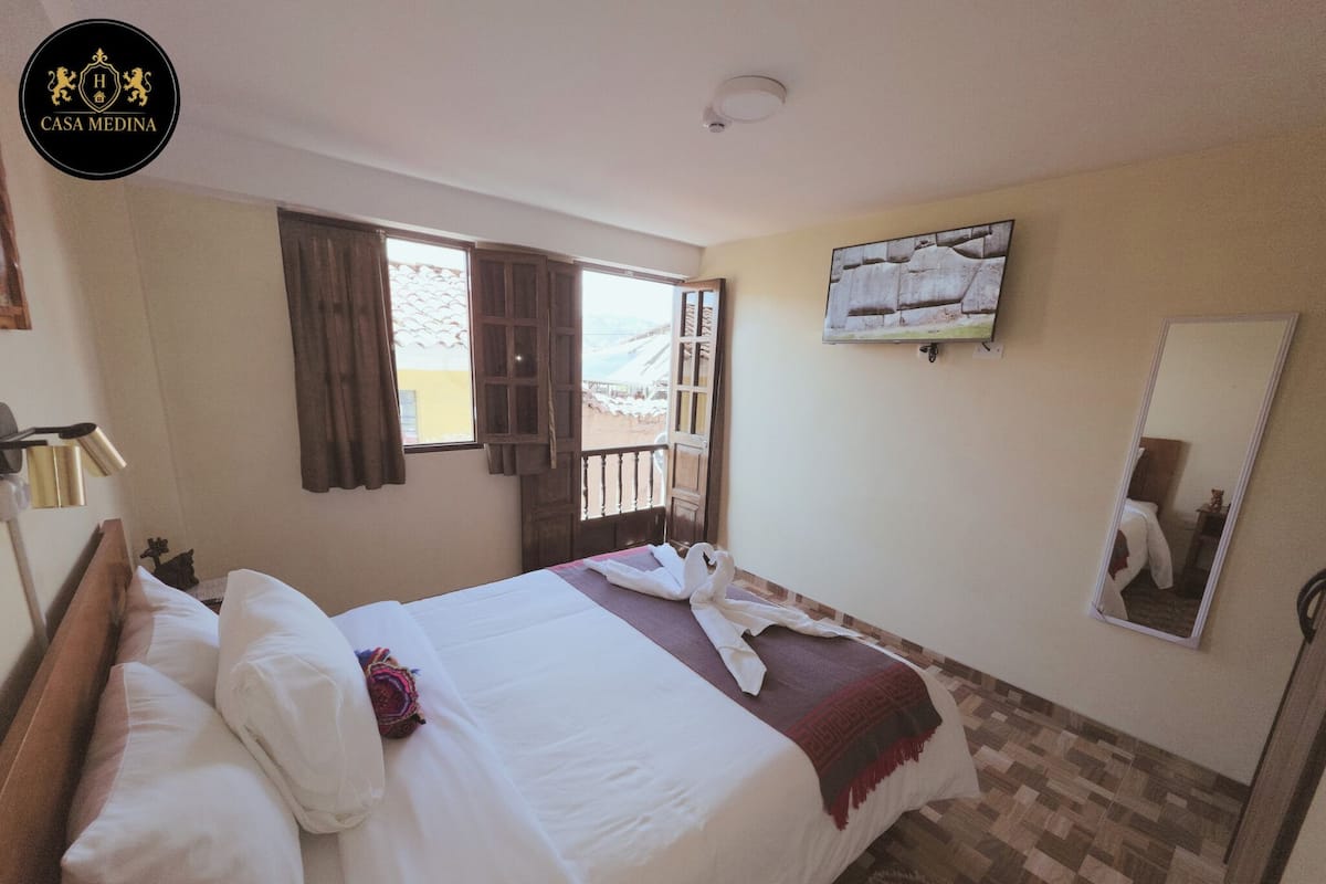 Habitación empresarial, 1 habitación, para no fumadores, baño privado | Ropa de cama hipoalergénica, edredón, cortinas blackout y wifi gratis