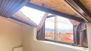 スタンダード ダブルルーム クイーンベッド 1 台 エンスイート シティビュー | 低刺激性寝具、羽毛の掛け布団、遮光カーテン、WiFi (無料)