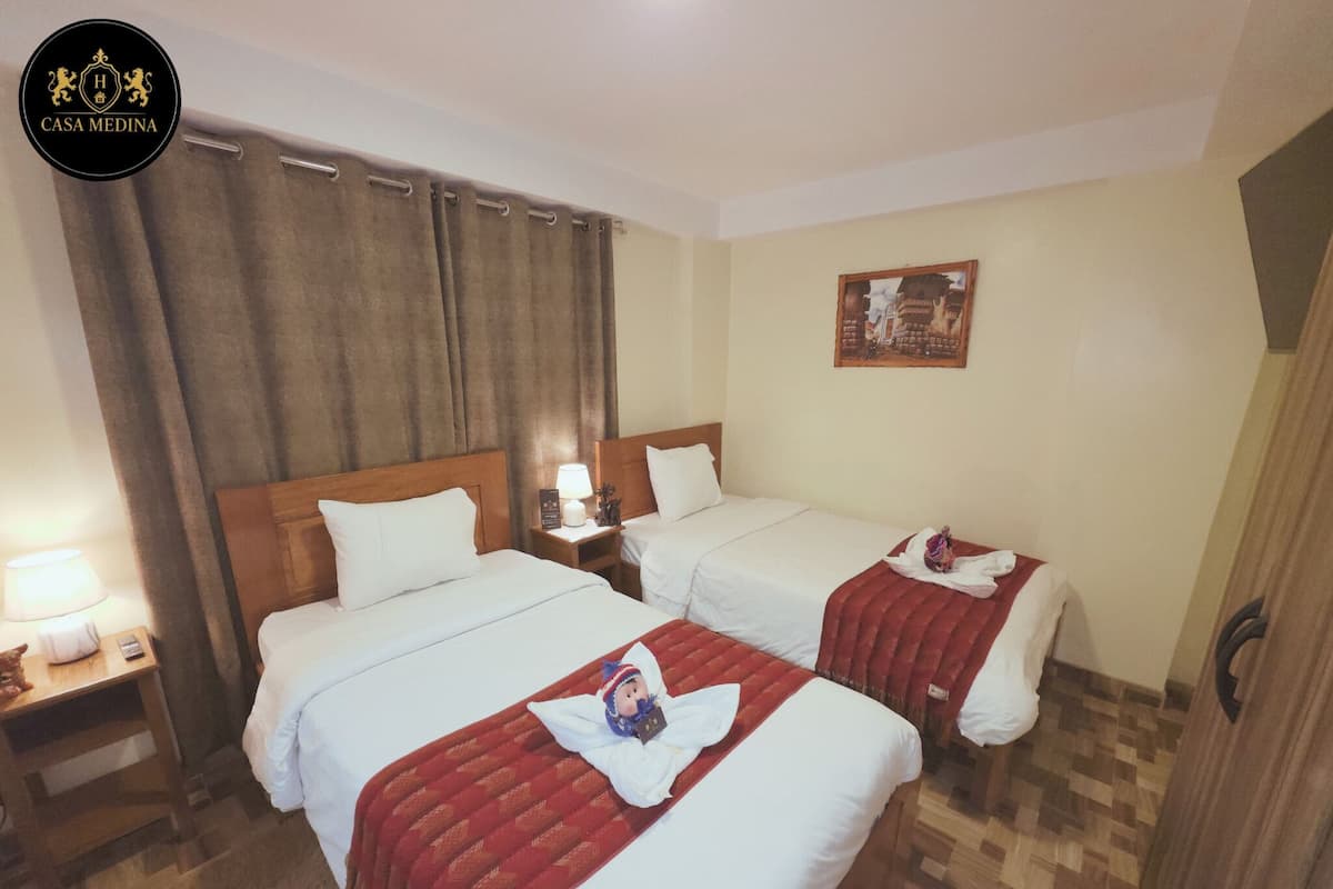 Habitación doble estándar, 2 camas matrimoniales, para no fumadores, baño en la habitación | Ropa de cama hipoalergénica, edredón, cortinas blackout y wifi gratis