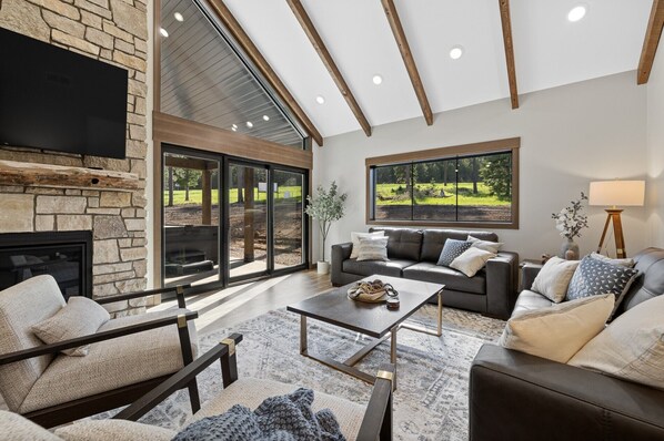 Smart TV, fireplace - Spacious 6-bedroom house in Powder House with Theater Room, Hot Tub, Paved Roads (Lead)