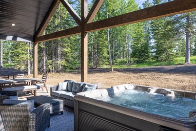 Spacious 6-bedroom house in Powder House with Theater Room, Hot Tub, Paved Roads