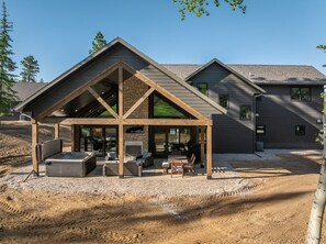 Terrace/patio - Spacious 6-bedroom house in Powder House with Theater Room, Hot Tub, Paved Roads (Lead)