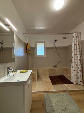 Dusche, Haartrockner, Handtücher