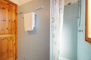 Apartment, Garden View | Bathroom | Shower, hair dryer, bidet, towels - Gian s Home by Wonderful Italy (San Teodoro)