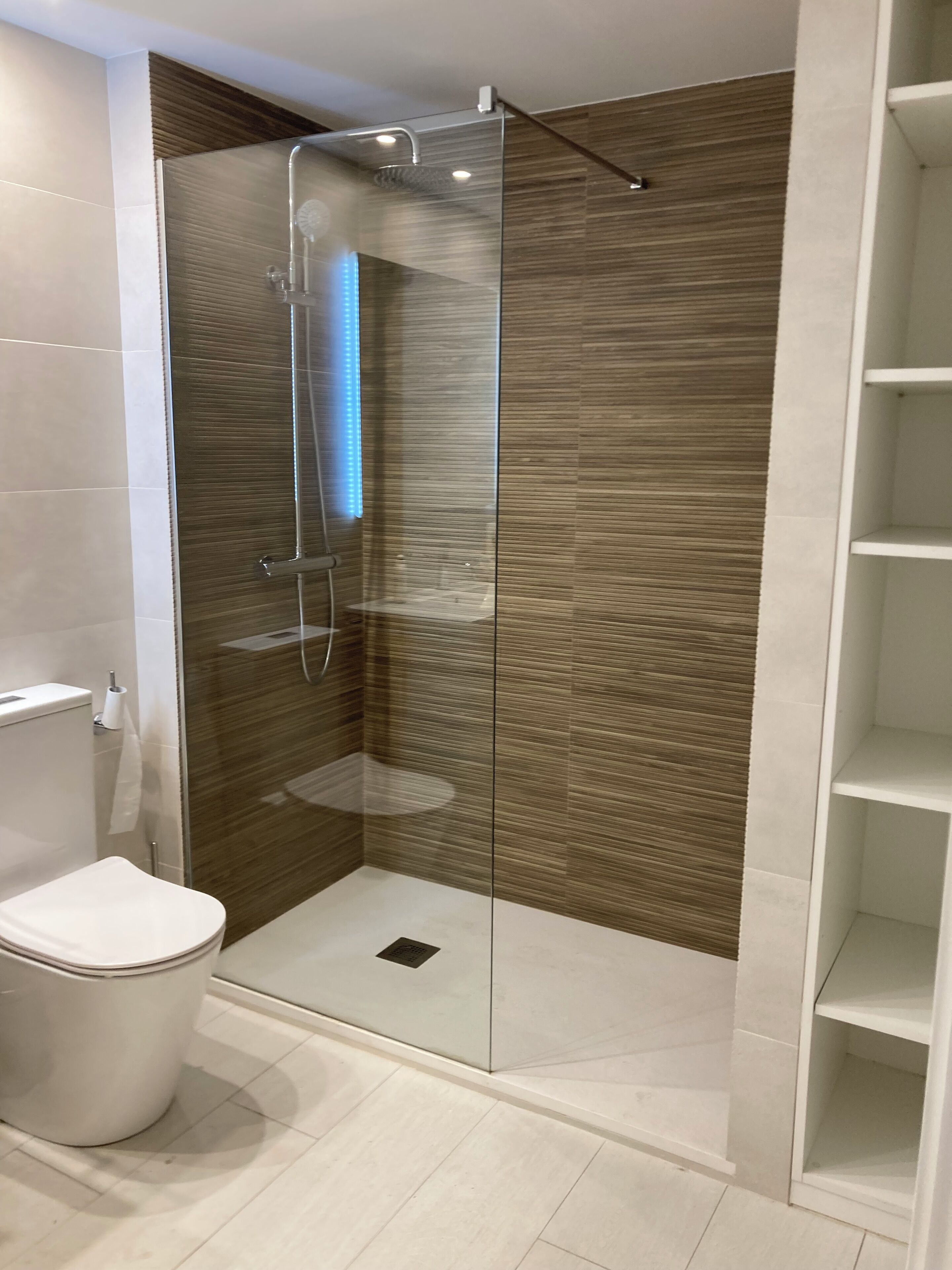 Sèche-cheveux, serviettes fournies, savon, papier toilette