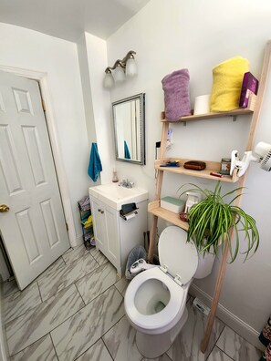 SĂšche-cheveux, serviettes fournies, savon, papier toilette