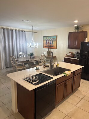 Private kitchen - Cozy 2-bedroom house in adorable Cape Coral with WiFi, fitness room (Cape Coral)