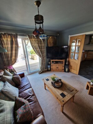 Smart-TV, peis, DVD-spiller og bøker