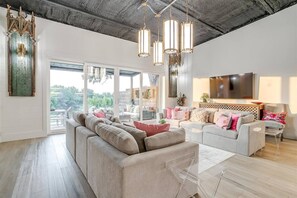 Smart-TV, fotballspill, bordtennis og stereoanlegg