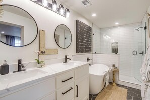 Dusche, Haartrockner, Bidet, Handtücher