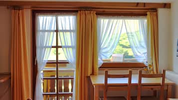Room, 1 Bedroom, Balcony | Dining