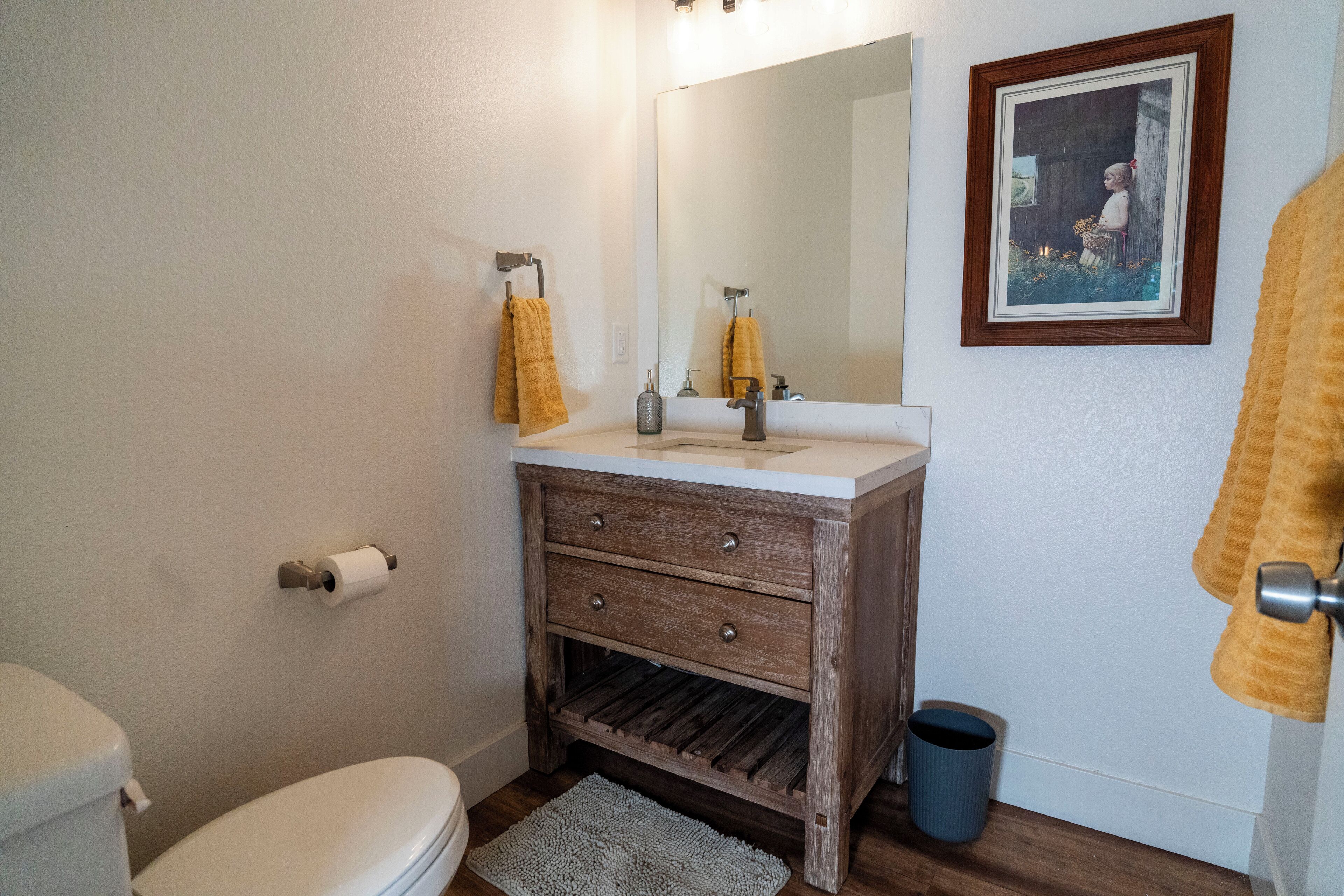 Sèche-cheveux, serviettes fournies, savon, shampoing