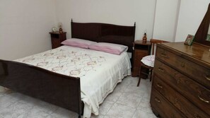 3 habitaciones, tabla de planchar con plancha, wifi y ropa de cama 