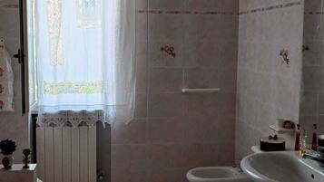 Dusche, Haartrockner, Bidet, Handtücher