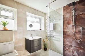 Douche, sèche-cheveux, serviettes fournies