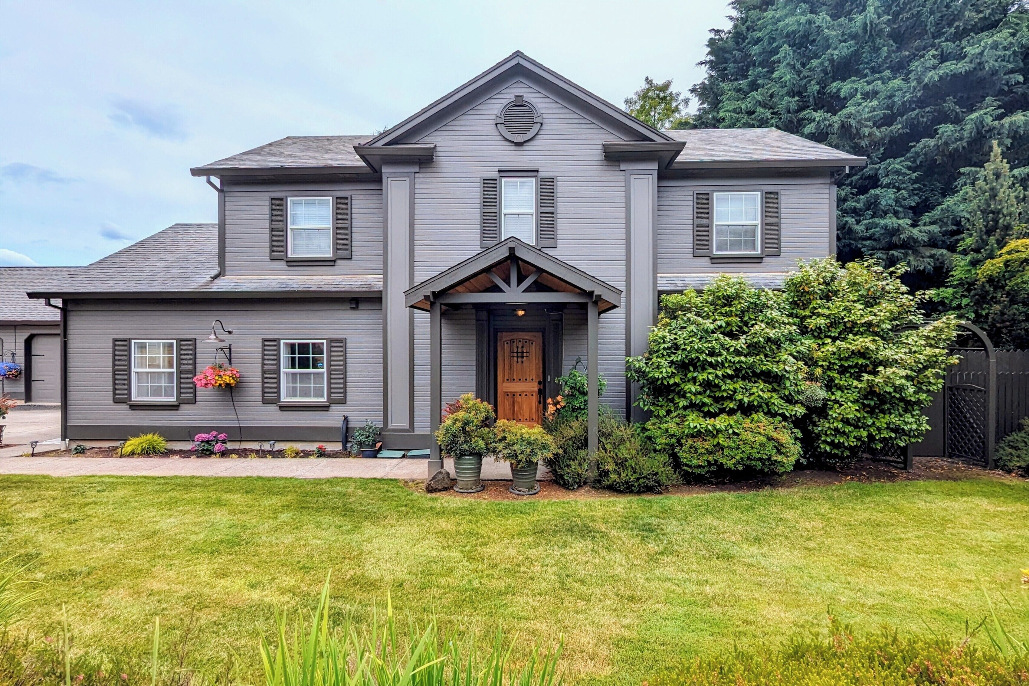 Spacious Family Friendly 3-bedroom House with AC, WiFi, Hot Tub, Play Structure
