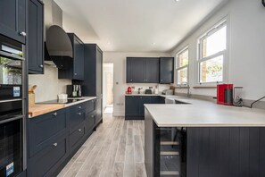 Fridge, microwave, oven, dishwasher - Large Period House with Garden near Peckham London - Pass the Keys (London)