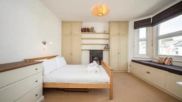 3 bedrooms, desk, iron/ironing board, free WiFi