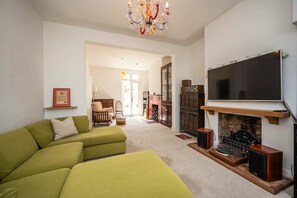 TV, fireplace - Large Period House with Garden near Peckham London - Pass the Keys (London)