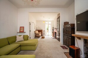 TV, fireplace - Large Period House with Garden near Peckham London - Pass the Keys (London)