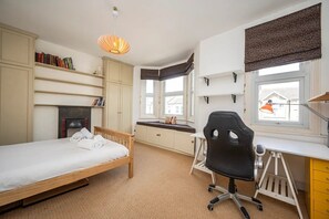 3 chambres, bureau, fer et planche à repasser, accès au Wi-Fi (inclus)