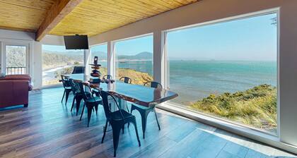 Oceanfront Views-Luxurious Coastal Getaway in Port Orford