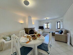 Dining - FARO TERRACE VILLA by HOMING (Faro)