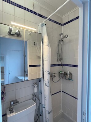 Hårføner, håndklær, såpe og toalettpapir