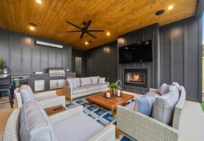 Smart TV, fireplace, ping pong - Heated Pool | Indoor Slide | Lakeside w/Dock (Host Springs)