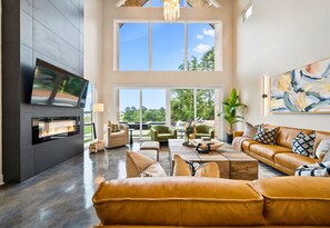 Een smart-tv, een open haard, tafelvoetbal en een tafeltennistafel