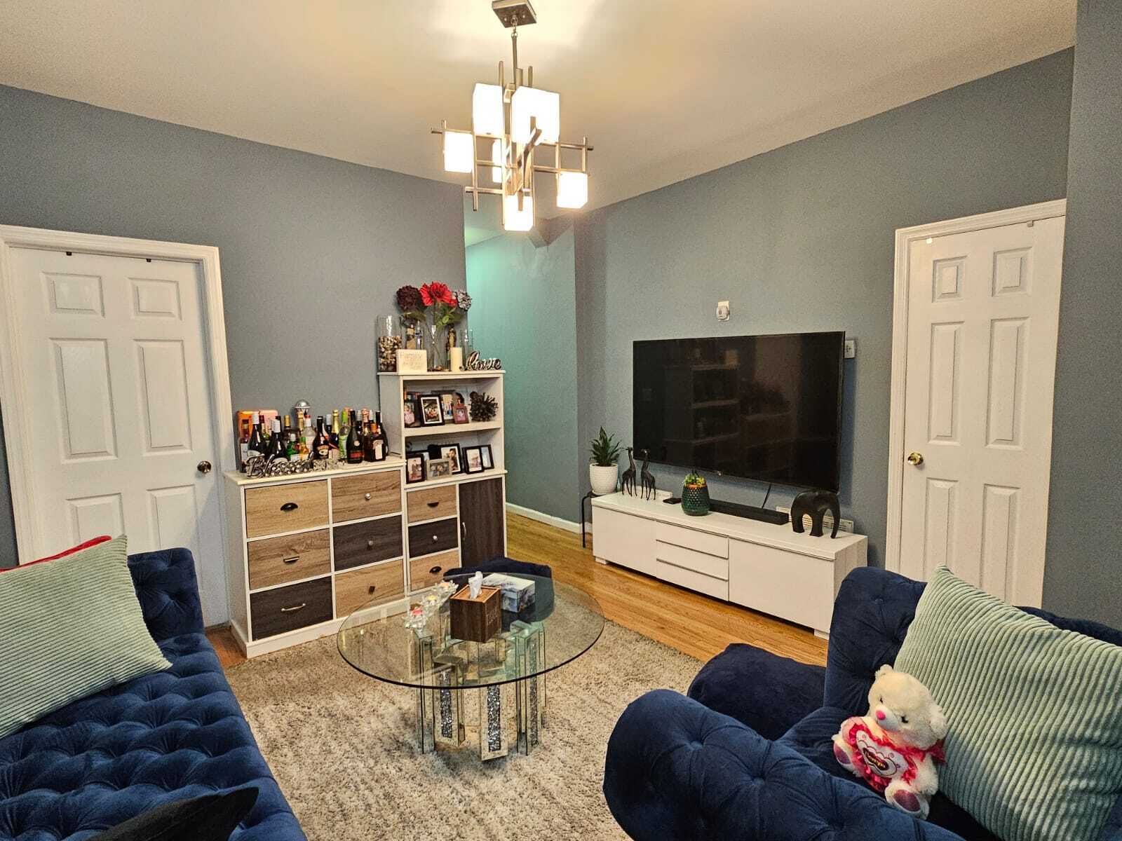 Warm and cozy Bedroom near EWR and NYC …SHARED SPAC…