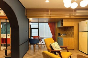 Deluxe King Suite | Private kitchenette