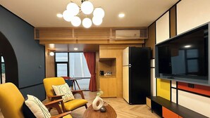 A modern living room with a sofa, a coffee table, and a TV. - Parcel Hotel Bangkok (Bangkok)