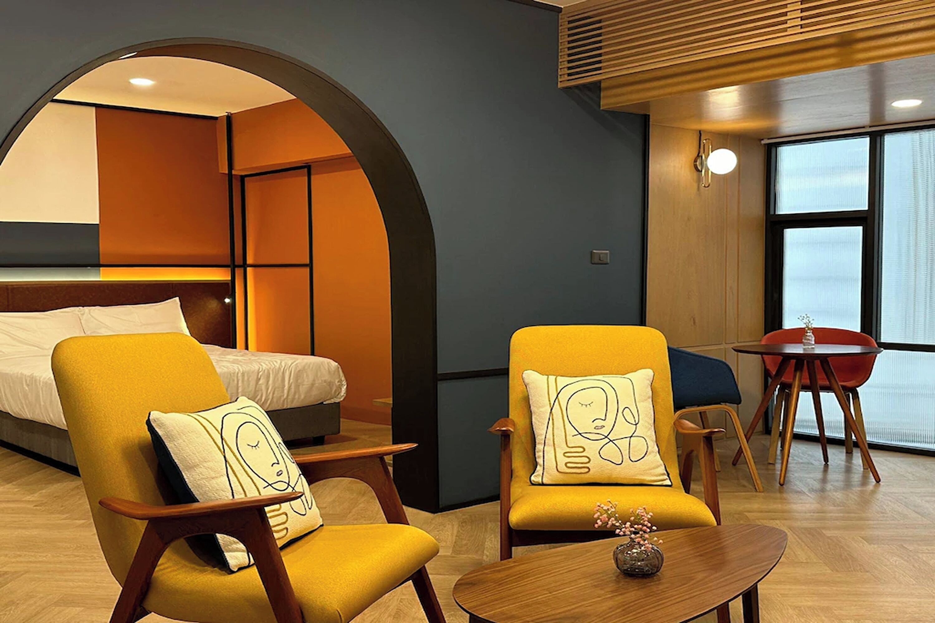 Deluxe King Suite | In-room safe, desk, blackout drapes, free WiFi