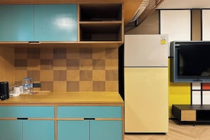 Deluxe King Suite | Cozinha americana privada | Frigobar, micro-ondas em uma área comum, chaleira elétrica