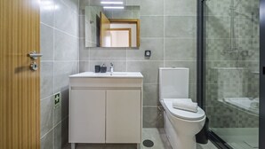 Suihku, hiustenkuivaaja, pyyhkeet